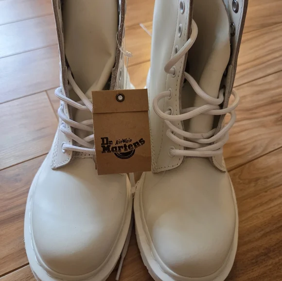 Doc Martens All White Smooth Mono Combat Boots Womens 6 Mens 5 NWT - Picture 6 of 8